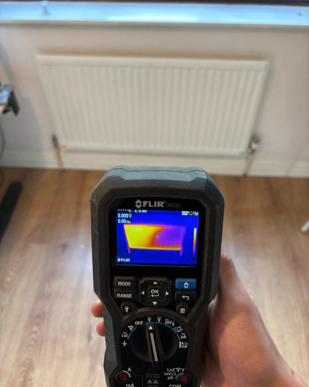 Kamera termowizyjna podczas badania instalacji grzewczej