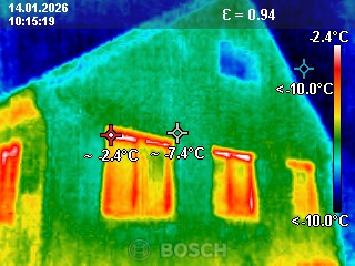 Rzeczywisty termogram budynku pokazujący rozkład temperatur i miejsca strat ciepła
