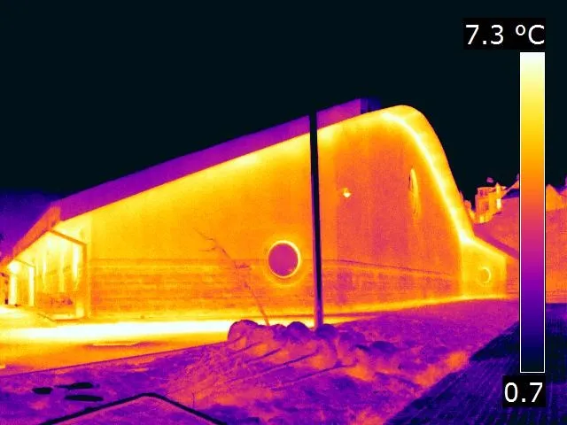 Termogram elewacji budynku pokazujący miejsca strat ciepła
